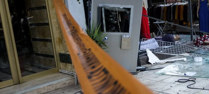 Ανατίναξαν ΑΤΜ στη Σαλαμίνα και διέφυγαν με τα χρήματα